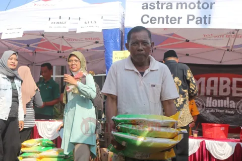 Pasar murah di Balai Desa Kedungbulus, Kecamatan Gembong, Kabupaten Pati pada Kamis (29/2/2024). Foto: Miftahus Salam/Lingkar.co