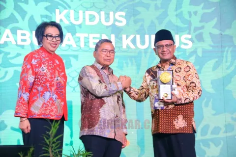 Pj Bupati Kudus Muhamad Hasan Chabibie menerima Penghargaan Adipura di Auditorium Dr. Soedjarwo, Gedung Manggala Wanabakti KLHK, Jakarta, Selasa (5/3/2024). Foto: Dokumentasi.