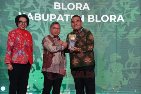 Bupati Blora H. Arief Rohman, S.IP., M.Si., menerima langsung Penghargaan Adipura di Auditorium Soedjarwo, Gedung Manggala Wanabhakti KLHK Jakarta Pusat, Selasa (5/3/2024). Foto: Dokumentasi.