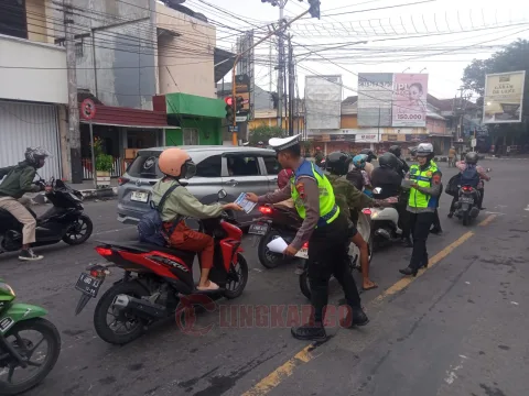 Satlantas Polres Grobogan menggelar sosialisasi Operasi Keselamatan Lalu Lintas Candi di perempatan lampu merah Rumah Sakit Panti Rahayu Yakkum Purwodadi, Kamis (7/3/2024). Foto: Dokumentasi.