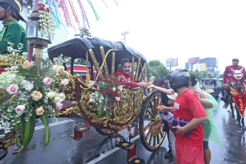 Wali Kota Semarang Hevearita Gunaryanti Rahayu bertindak sebagai Kanjeng Mas Ayu Tumenggung Purboningrum saat mengikuti prosesi kirab Dugderan dari Balai Kota Semarang menuju Masjid Kauman dan Alun-alun Semarang, Sabtu (9/3/2024). Foto: Dokumentasi.