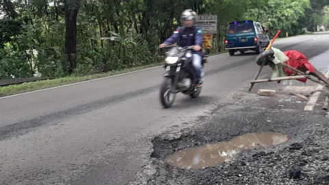 Kerusakan Jalan Purwodadi-Semarang, tepatnya di Desa Bringin Kecamatan Godong. Foto: Istimewa.