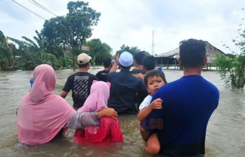 Warga Demak harus mengungsi setelah Sungai Wulan Jebol pada Minggu (17/3/2024). Foto: Antara.
