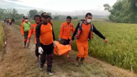 Evakuasi korban tewas yang diketahui merupakan santri dari Pondok Pesantren Manbaul A’laa Kecamatan Purwodadi, Kabupaten Grobogan. Foto: Dokumentasi.