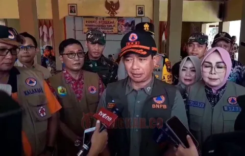 Kepala BNPB Letjen TNI Suharyanto didampingi Bupati Grobogan Sri Sumarni dan Forkopimda Grobogan saat meninjau posko bencana di Balai Desa Getasrejo, Kecamatan Grobogan, Kabupaten Grobogan, Selasa (19/3/2024). Foto: Istimewa.