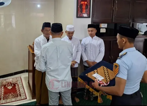 Penyerahan remisi khusus Hari Raya Idul Fitri di Masjid At-Taubah Lapas Kelas IIB Pati, Rabu (10/4/2024). Foto: Lapas Kelas IIB Pati.
