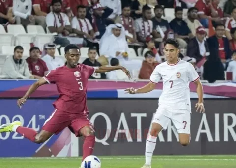Timnas Indonesia U-22 melawan tuan rumah Qatar, pada pertandingan pertamanya di Grup A Piala Asia U-23 2024, di Stadion Jassim bin Hamad, Doha, Senin (15/4/2024) malam. Foto: Antara.