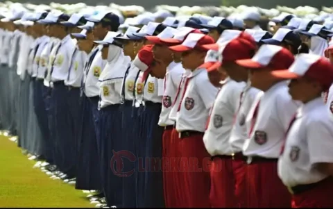 Jagat maya dihebohkan aturan seragam sekolah baru tahun 2014. Foto: Istomewa.