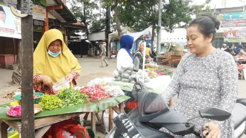 Pedagang bunga tabur menjajakan dagangannya di sekitar Pasar Rembang. Foto: Humas Pemkab Rembang.