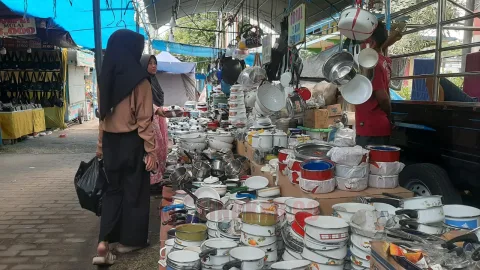 Banyak pedagang mendirikan lapak di sekitar TRP Kartini Rembang saat momen syawalan. Foto: Humas Pemkab Rembang.