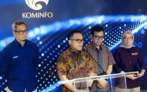 Menteri PANRB Abdullah Azwar Anas (tengah) didampingi Wamenkominfo Nezar Patria (kanan) dan Dirjen IKP Kemenkominfo Usman Kansong di Kantor Kemenkominfo, Jakarta, Rabu (17/4/2024). Foto: Antara.