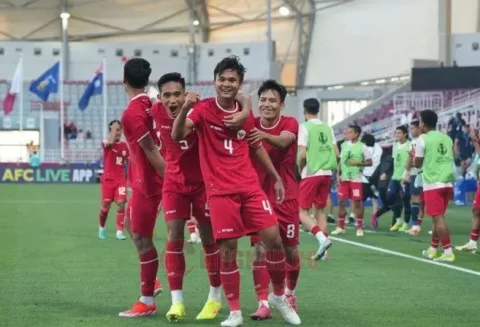 Pemain timnas Indonesia U-23 Komang Teguh Trisnanda (kedua dari kanan) merayakan gol yang dicetaknya ke gawang Australia pada pertandingan Grup A Piala Asia U-23 2024 di Stadion Abdullah bin Khalifa, Doha, Qatar, Kamis (18/4/2024). Foto: Antara.