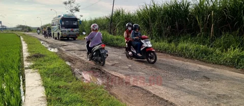 Jalan alternatif Pati-Winong yang berada di wilayah Desa Bringinwareng, Kecamatan Winong rusak parah. Foto: Miftahus Salam/Lingkar.co.