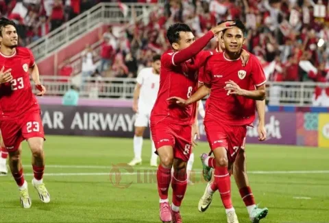 Gelandang timnas Indonesia U-23 Marselino Ferdinan (kanan) merayakan gol yang dicetaknya ke gawang Yordania pada pertandingan Grup A Piala Asia U-23 2024 di Stadion Abdullah bin Khalifa, Doha, Minggu (21/4/2024). Foto: Antara.