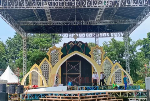 Panggung pembukaan MTQ Jawa Tengah di Alun-Alun Simpang Lima Pati. Foto: Miftahus Salam/Lingkar.co