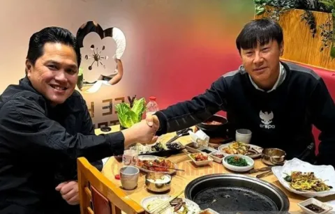Ketua Umum PSSI Erick Thohir (kiri) bersama Pelatih Timnas Indonesia Shin Tae-yong (kanan) saling berjabatan tangan dalam sebuah kesempatan makan bersama yang diunggah oleh Erick Thohir melalui akun instagram pribadinya pada Kamis (25/4/2024). Foto: Instagram @erickthohir.