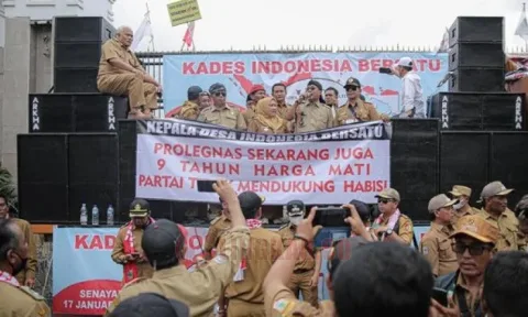 Demo menuntut perpanjangan masa jabatan kepala desa, beberapa waktu lalu. Foto: Istimewa.