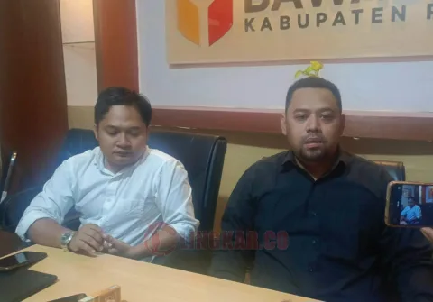 Komisioner Bawaslu Pati Sigit Pamungkas (kanan). Foto: Miftahus Salam/Lingkar.co