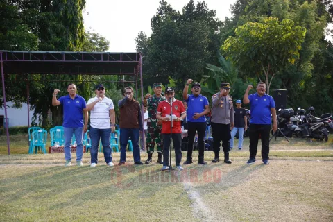 Pj Bupati Kudus M Hasan Chabibie saat membuka Sukun U17 League di lapangan Tanjungrejo, Jumat (17/5/2024) sore. Foto: Istimewa.