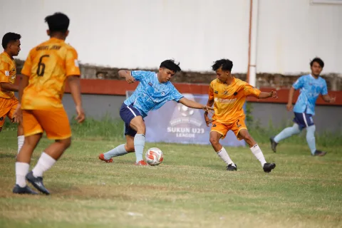 Pertandingan antara PS Putra Jaya (Tanjungkarang) melawan Lawet FC (Loram Wetan) di Lapangan Tanjungkarang, Kecamatan Jati, Minggu (19/5/2024) sore. Foto: Istimewa.