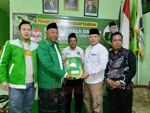 Foto: Agus Sunarko saat mengembalikan berkas pendaftaran Calon Bupati di Kantor DPC PPP Pati (20/05/2024)