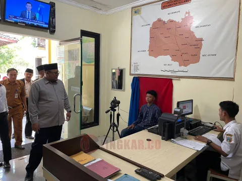 Wakil Bupati Rembang, M. Hanies Cholil Barro’ saat meninjau layanan rekam cetak KTP eloktronik di kecamatan. Foto: Humas for Lingkar.co