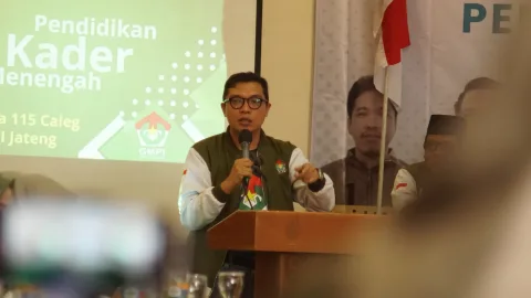 Ketua DPP PPP Achmad Baidowi (Awiek). PPP menyayangkan Putusan MK terkait gugatan PPP. NURSEHA/Lingkar.co
