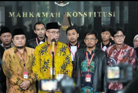 Ketua KPU RI Hasyim Asy'ari (batik kuning) menanggapi Putusan MK yang menolak gugatan PPP. Lingkar.co