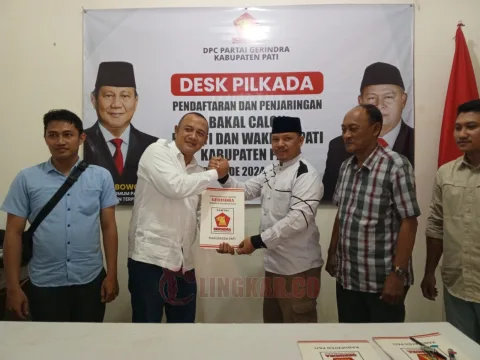 Bakal Calon Bupati (Bacabup) Pati Agus Sunarko memberikan dokumen pendaftarannya ke Dewan Pimpinan Cabang (DPC) Partai Gerindra Kabupaten Pati, Jawa Tengah, Selasa (21/5/2024). Foto: Istimewa.