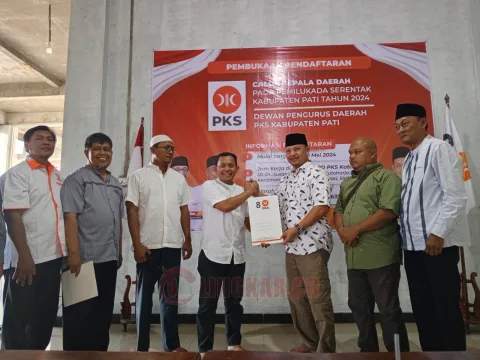 Camat Dukuhseti Agus Sunarko menyerahkan berkas pendaftaran sebagai bakal calon bupati (bacabup) di DPD PKS Kabupaten Pati, Kamis (23/5/2024).
