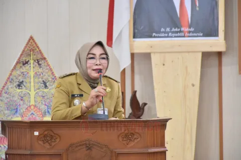 Bupati Grobogan Sri Sumarni dalam Rapat Koordinasi Tim Percepatan Penurunan Stunting di Gedung Riptaloka Setda Grobogan, Senin (27/5/2024). Foto: Istimewa.