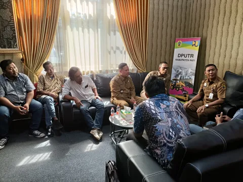Camat Dukuhseti Agus Sunarko (kiri) bersama warga Dukuhseti perwakilan Komunitas Peduli Lingkungan (Kopilink) Sekar Arum dan Persatuan Masyarakat Dukuhseti (Pemandu), saat menagih janji perbaikan jalan Tayu-Puncel di Kantor Pejabat Pembuat Komitmen (PPK) 3.2 Provinsi Jawa Tengah, Senin (27/5/2024).