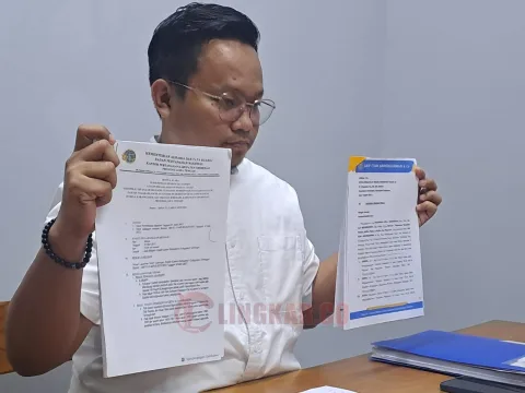 Kuasa hukum penggugat M. Amal Lutfiansyah saat menunjukkan barang bukti. Foto: Istimewa.