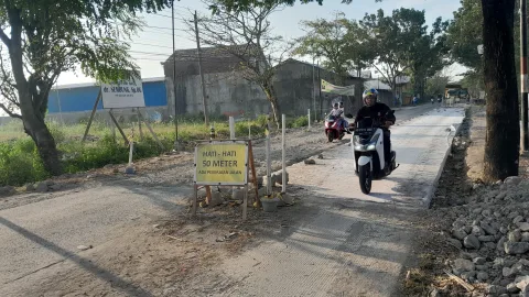 Jalan Wirosari-Kradenan, Kabupaten Grobogan mulai diperbaiki. Foto: Istimewa.