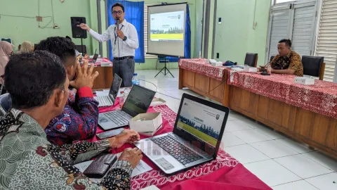 Dinpermades saat mengadakan bimtek terkait penerapan CMS. Foto: Humas for Lingkar.co