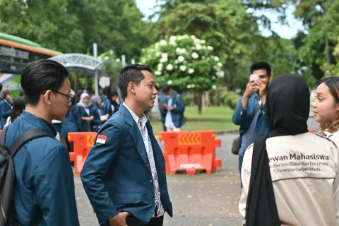Yazid Suhada (tengah) Ketua BEM FISIP Undip 2023 bersama dengan mahasiswa di area kampus. Furi/Lingkar.co