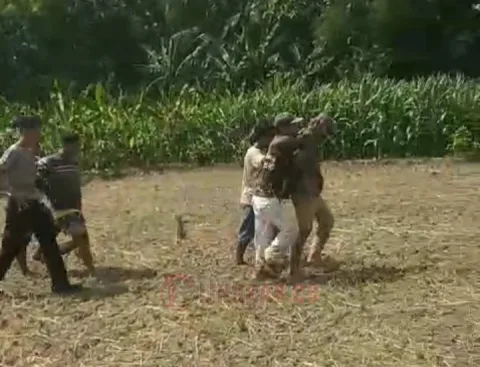 Proses penangkapan terduga pelaku kasus pembunuhan di Dukuh Bantengmati, Desa Karanganyar, Kecamatan Purwodadi, Grobogan yang terjadi pada Sabtu (22/6/2024) lalu. Foto: Istimewa.