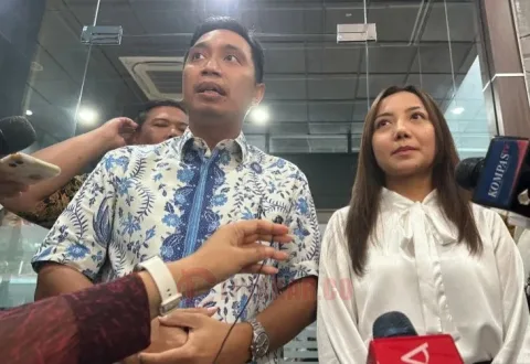 Korban kasus asusila Ketua KPU RI Hasyim Asy'ari, CAT (kanan), saat memberikan keterangan pers di Kantor DKPP RI, Jakarta, Rabu (3/7/2024). Foto: Antara.