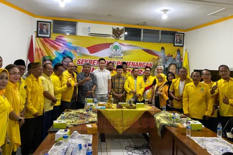 Dico Mahtado Ganinduto (baju putih) bersama para pengurus DPD Partai Golkar Kota Semarang. Foto: Muhammad Nurseha/Lingkar.co