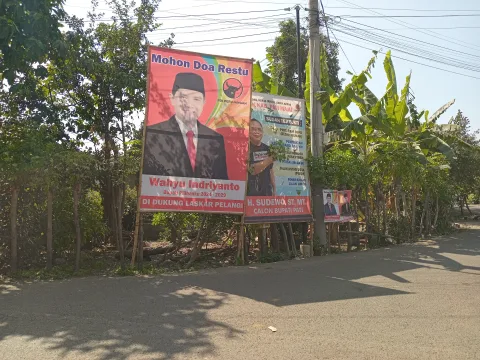 Baliho bergambar Bakal Calon Bupati dan Wakil Bupati Pati bertebaran di pinggir jalan. Foto: Miftahus Salam/Lingkar.co
