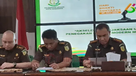 Kepala Kejari Kota Semarang, Agung Mardiwibowo (kanan) didampingi Kasi Intelejen Kejari, Cakra Nur Budi Hartanto. Foto: Dimas