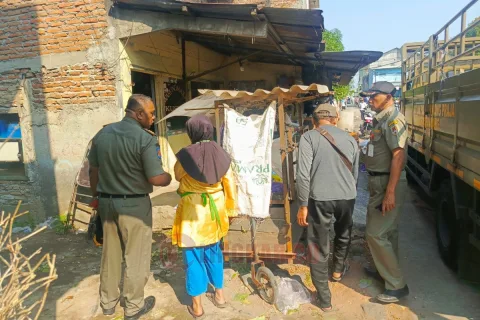 Pemkot Semarang Tertibkan Pedagang Liar, Harus Pindah Dalam Pasar. Foto: istimewa