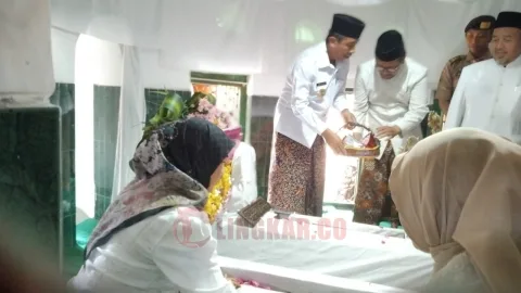 Jajaran Forum Komunikasi Pimpinan Daerah (Forkopimda) Kabupaten Rembang melakukan ziarah ke sejumlah makam tokoh penting pada Kamis (25/7/2024). Foto: Humas for Lingkar.co