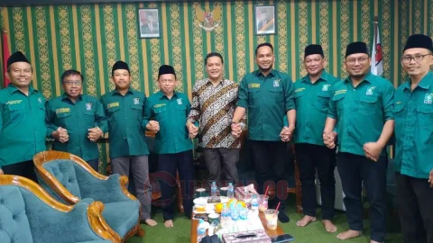 Ketua DPD PAN Kota Semarang berfoto bersama para petinggi dan anggota legislatif DPC PKB Kota Semarang di kantor DPC PKB Kota Semarang. Foto: dokumentasi
