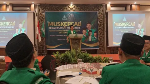 Ketua PC GP Ansor Kota Semarang Abdurrahman saat menyatakan dukungan dalam sambutan penutup Muskercab di hotel Normans, Minggu (28/7/2024). Foto: Rifqi/Lingkar.co