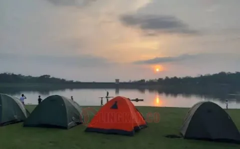 Banyak wisatawan ngecamp di Waduk Gembong saat musim kemarau. Foto: Istimewa.