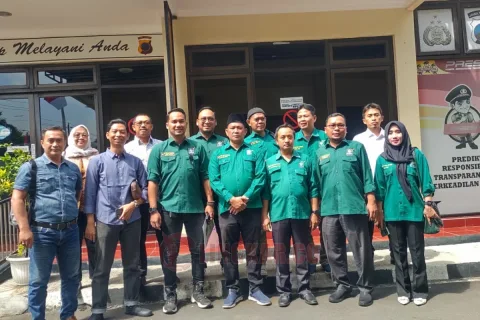 Rombongan Pengurus DPC PKB Kota Semarang berfoto bersama seusai melaporkan Muhammad Lukman Edy di halaman Mapolrestabes Semarang. (dok)