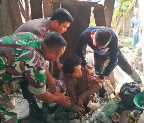 Tim gabungan menjemput ODGJ untuk dibawa ke RSUD Purwodadi. Foto: Istimewa.