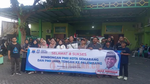 Delegasi Kongres PMII dari Kota Semarang dan Jawa Tengah berfoto bersama di area parkir PCNU Kota Semarang sesaat sebelum pemberangkatan. Foto: dokumentasi