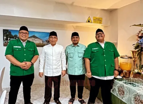 Ketua DPC PKB Rembang Mochamad Hanies Cholil Barro' (paling kiri) saat bersama Ketua Umum PBNU KH Yahya Cholil Staquf (dua dari kiri) dan Menteri Agama Yaqut Cholil Qoumas (dua dari kanan). Foto: Istimewa.